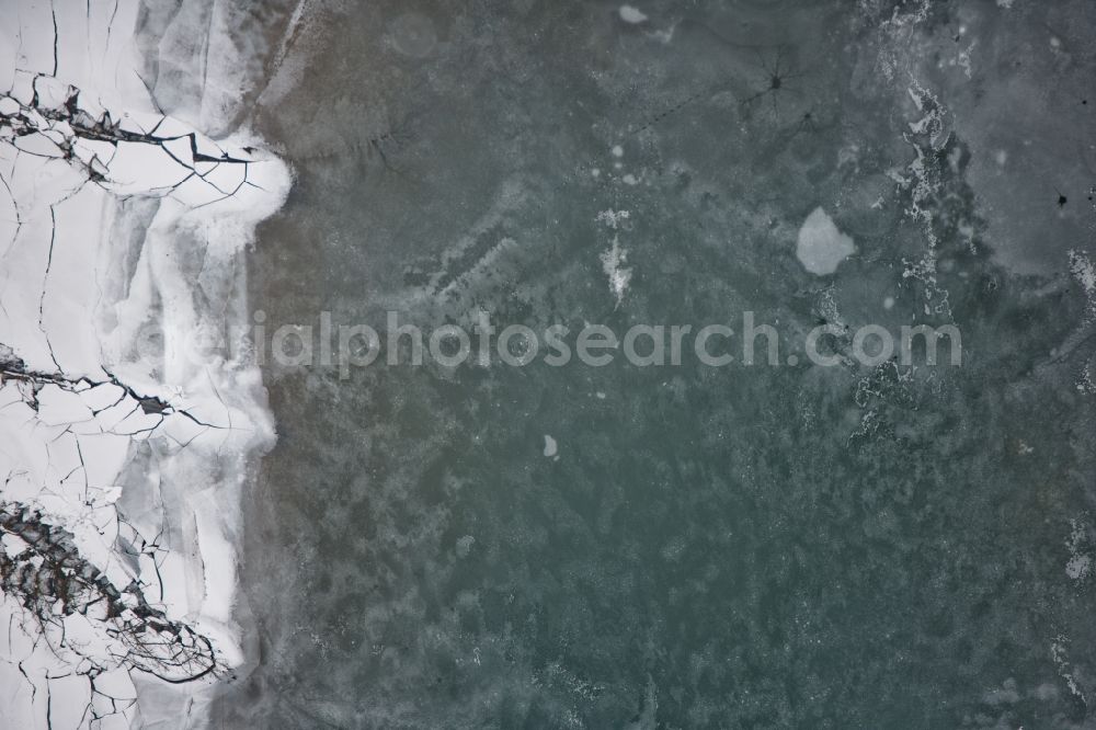 Aerial photograph Kürten - Wintry snowy Riparian areas on the lake area of Grosse Dhuenn in Kuerten in the state North Rhine-Westphalia, Germany