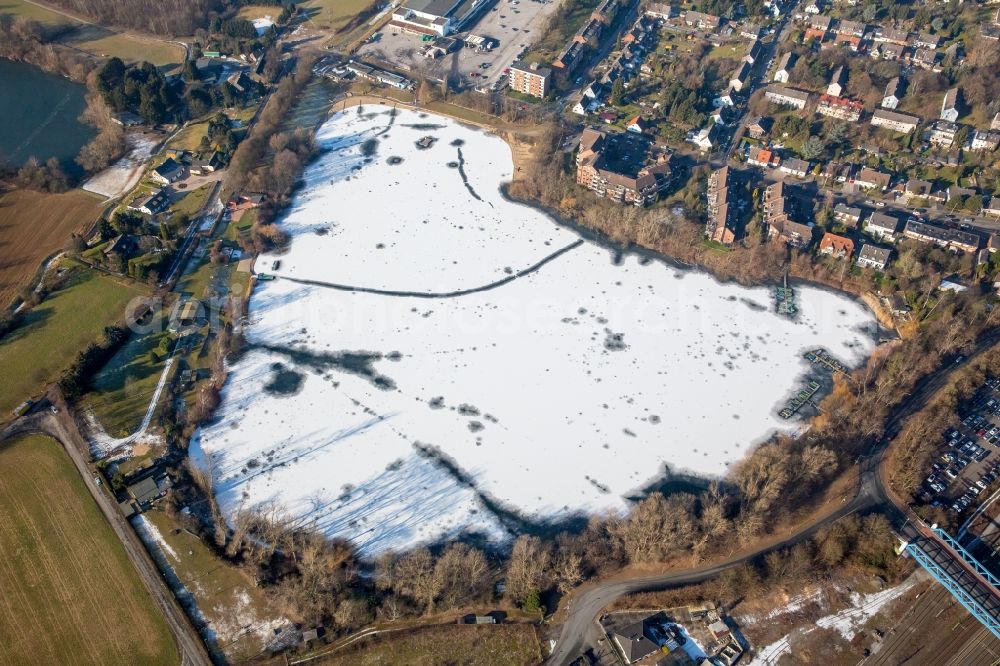 Aerial photograph Duisburg - Wintry snowy Riparian areas on the lake area of Grossenbaumer See in the district Duisburg Sued in Duisburg in the state North Rhine-Westphalia