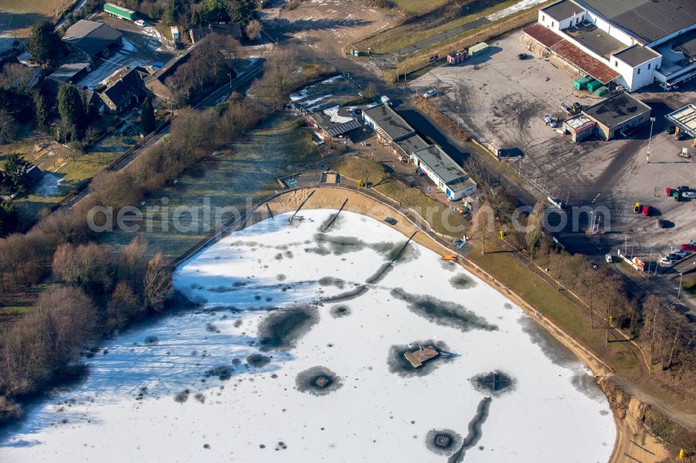 Duisburg from above - Wintry snowy Riparian areas on the lake area of Grossenbaumer See in the district Duisburg Sued in Duisburg in the state North Rhine-Westphalia