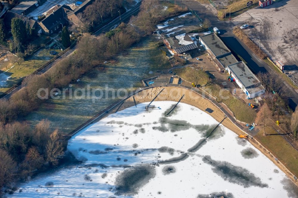 Duisburg from the bird's eye view: Wintry snowy Riparian areas on the lake area of Grossenbaumer See in the district Duisburg Sued in Duisburg in the state North Rhine-Westphalia