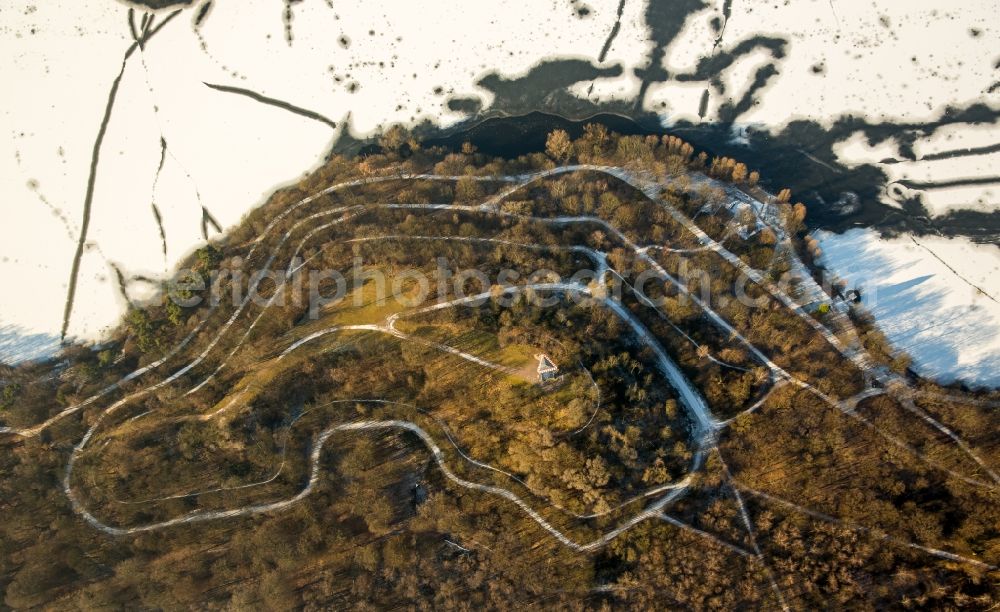 Aerial image Duisburg - Wintry snowy Riparian areas on the lake area of Haubachsee in the district Duisburg Sued in Duisburg in the state North Rhine-Westphalia