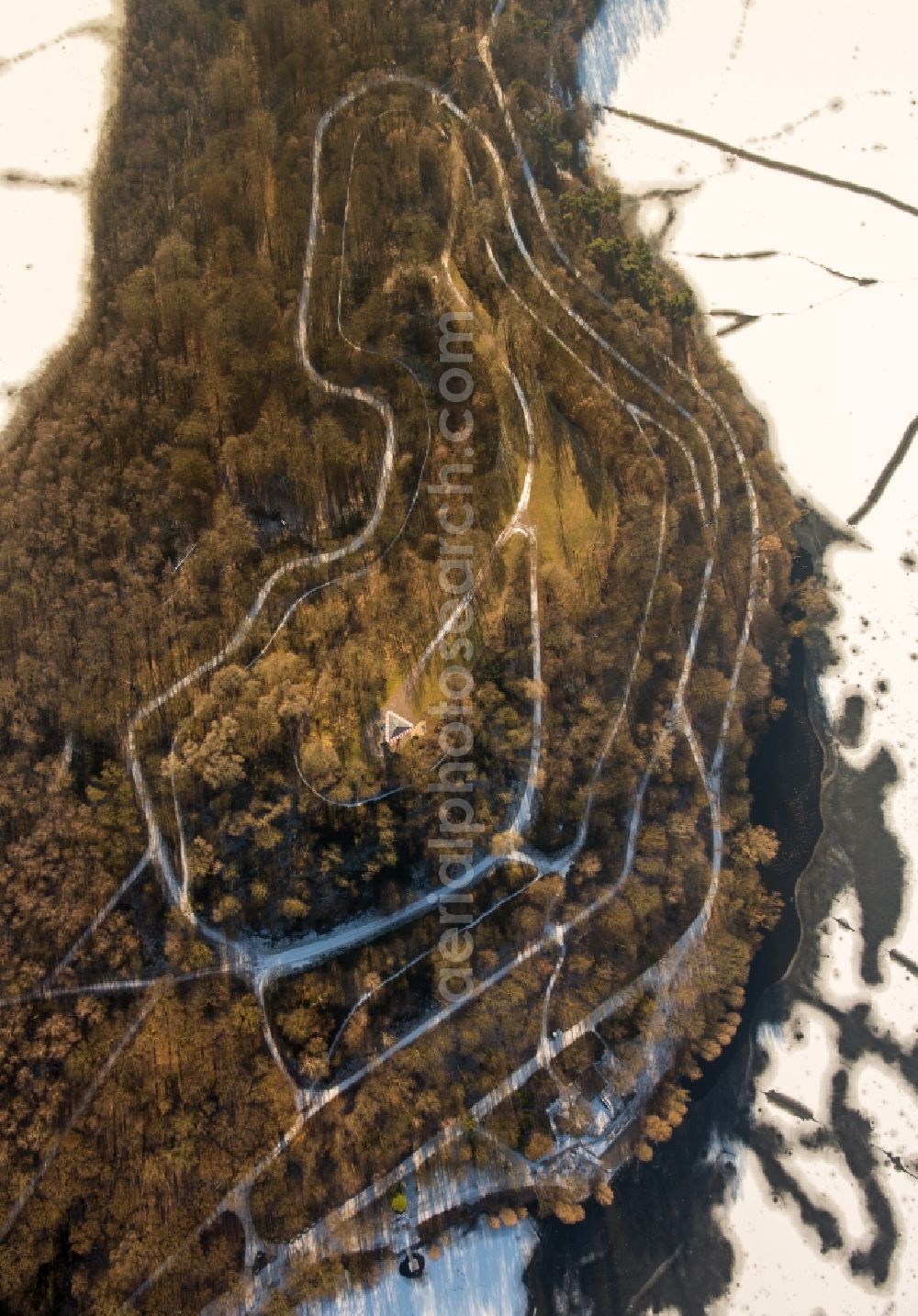 Aerial photograph Duisburg - Wintry snowy Riparian areas on the lake area of Haubachsee in the district Duisburg Sued in Duisburg in the state North Rhine-Westphalia