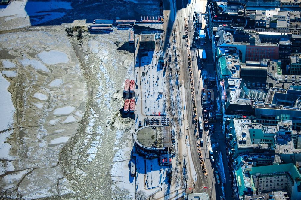 Aerial photograph Hamburg - Winter frozen bank areas at the Jungfernstieg lake area on the Inner Alster in Hamburg