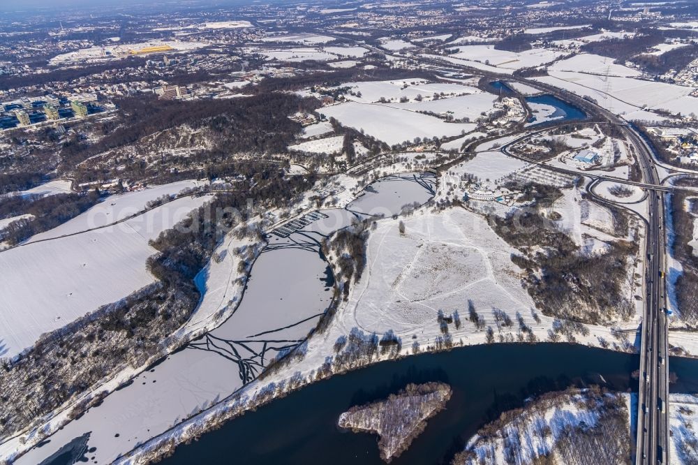 Bochum from the bird's eye view: Wintry snowy riparian areas on the lake area of Kemnader See in Bochum in the state North Rhine-Westphalia, Germany