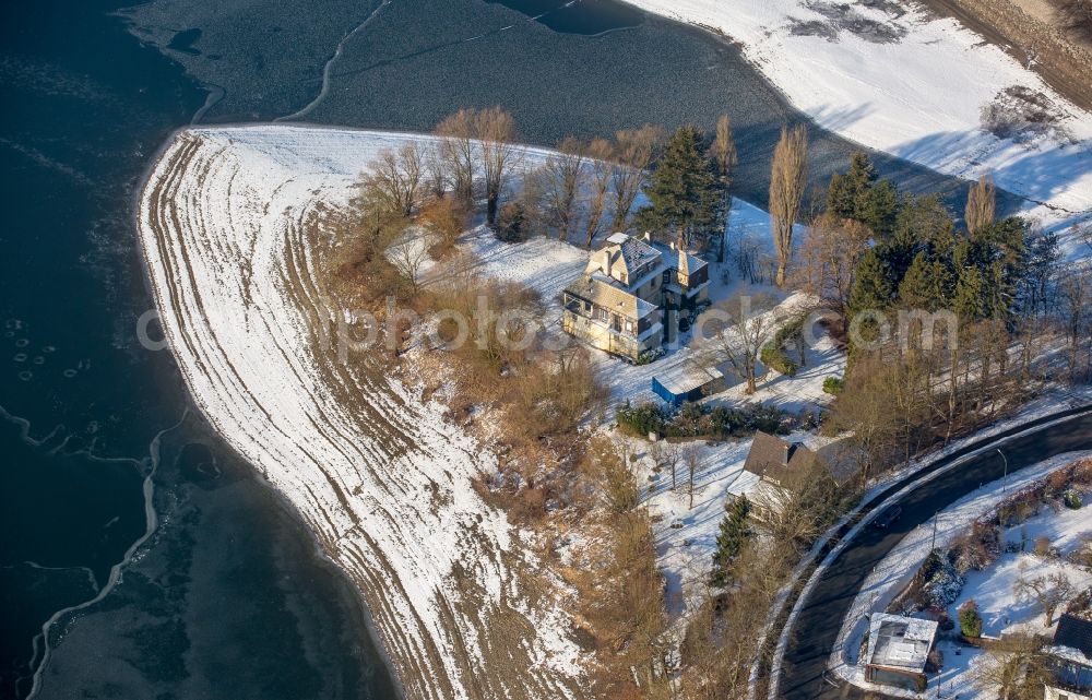 Delecke from the bird's eye view: Wintry snowy Riparian areas on the lake area of Moehnesee in Delecke in the state North Rhine-Westphalia