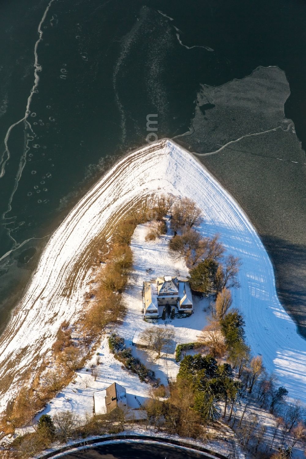 Aerial image Delecke - Wintry snowy Riparian areas on the lake area of Moehnesee in Delecke in the state North Rhine-Westphalia