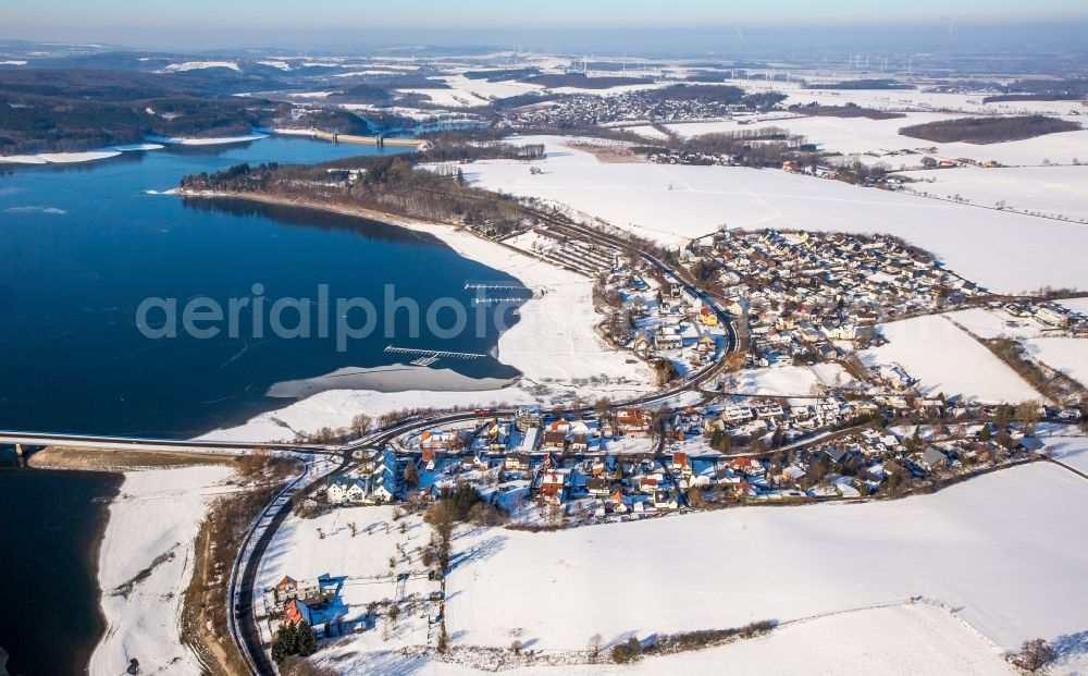 Aerial photograph Delecke - Wintry snowy Riparian areas on the lake area of Moehnesee in Delecke in the state North Rhine-Westphalia