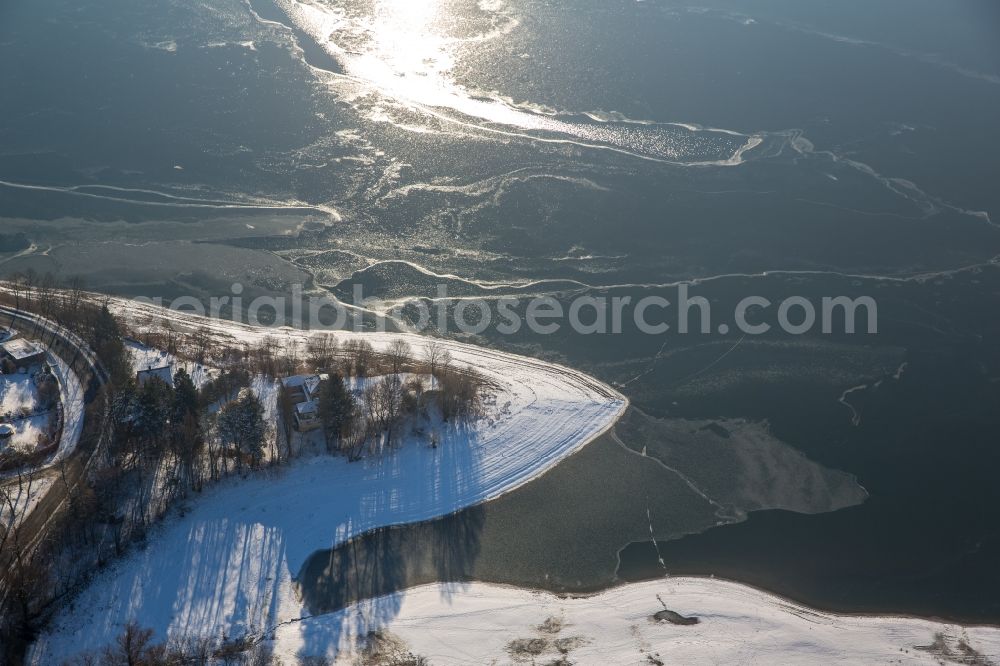 Aerial image Delecke - Wintry snowy Riparian areas on the lake area of Moehnesee in Delecke in the state North Rhine-Westphalia