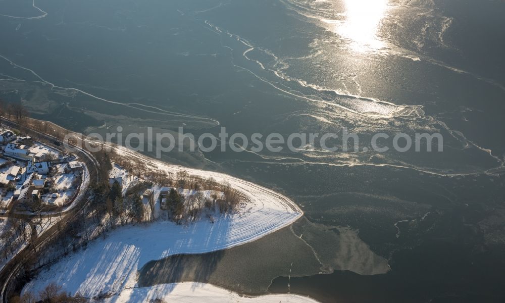 Aerial photograph Delecke - Wintry snowy Riparian areas on the lake area of Moehnesee in Delecke in the state North Rhine-Westphalia