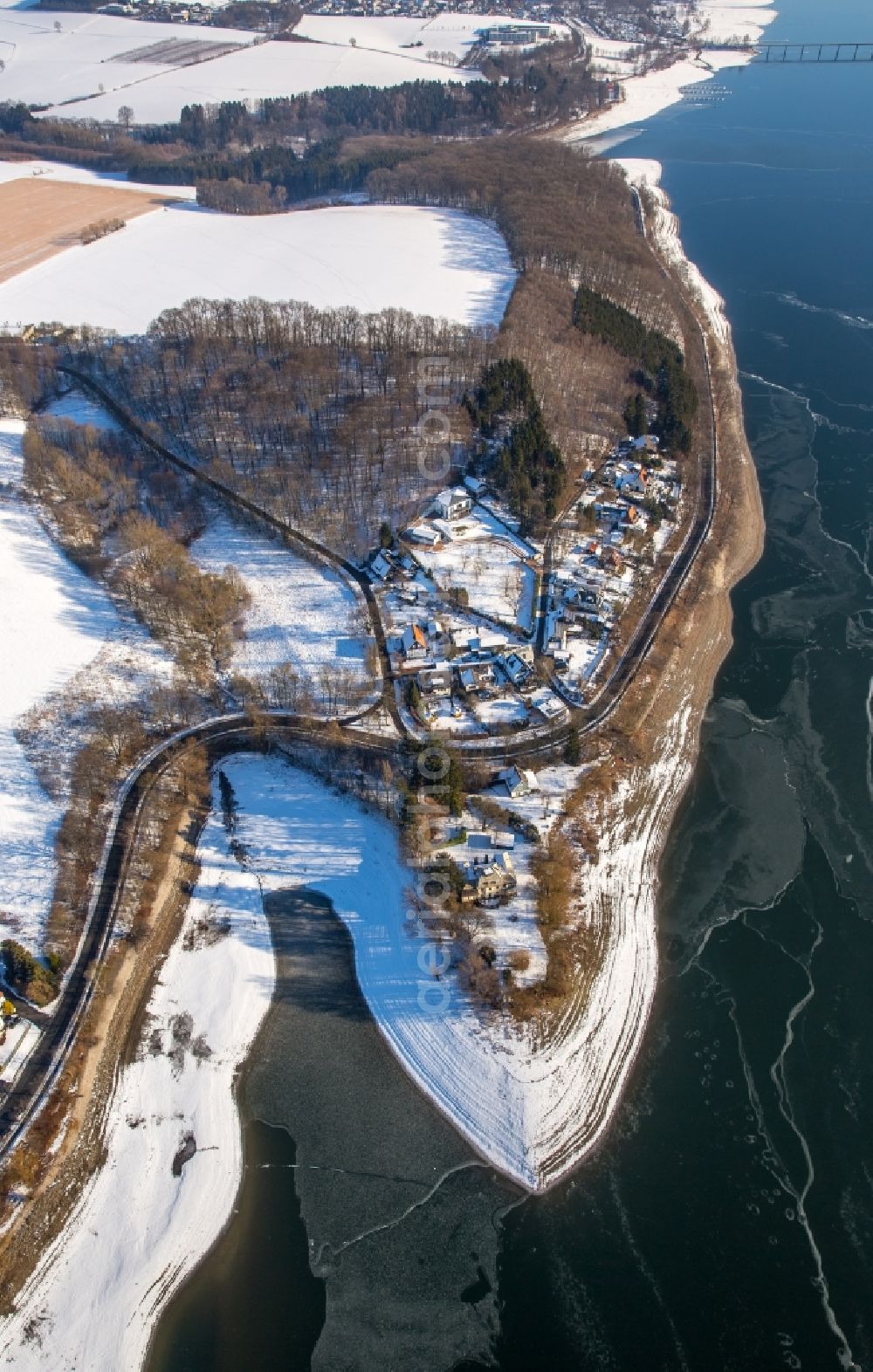 Delecke from the bird's eye view: Wintry snowy Riparian areas on the lake area of Moehnesee in Delecke in the state North Rhine-Westphalia