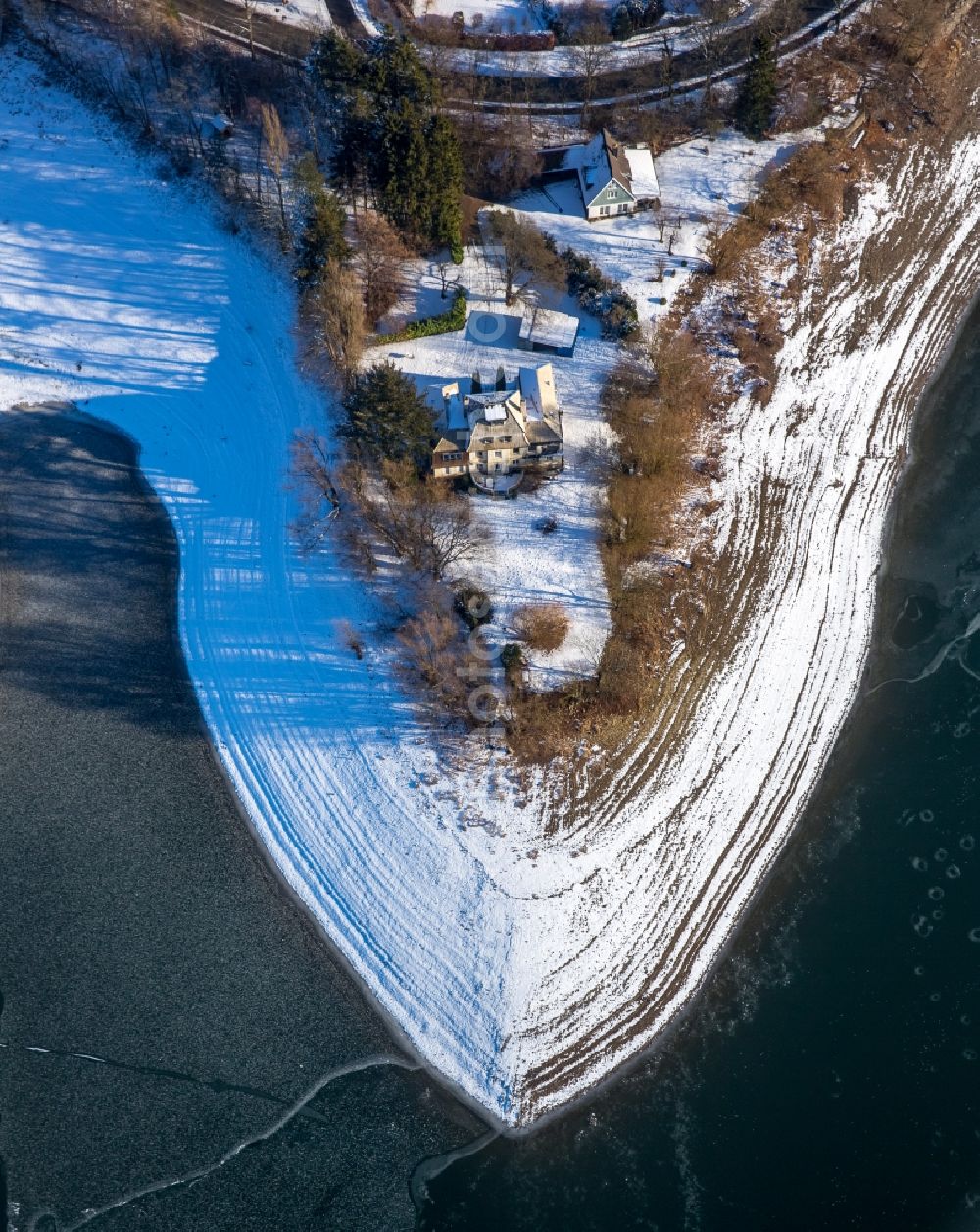 Aerial image Delecke - Wintry snowy Riparian areas on the lake area of Moehnesee in Delecke in the state North Rhine-Westphalia