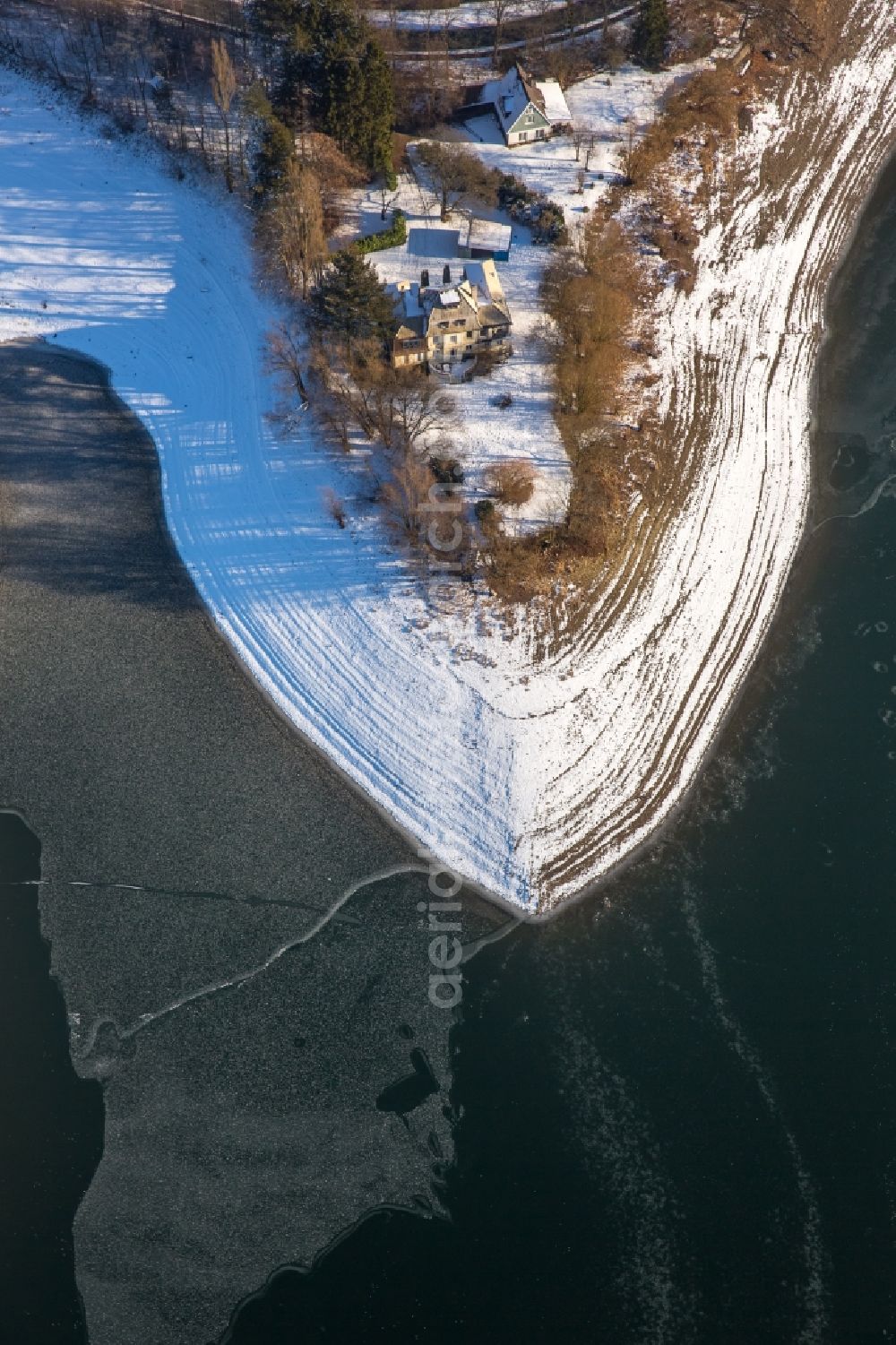 Aerial photograph Delecke - Wintry snowy Riparian areas on the lake area of Moehnesee in Delecke in the state North Rhine-Westphalia