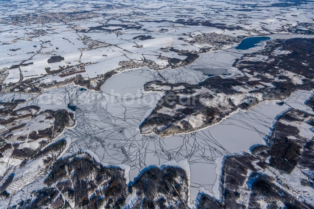 Aerial image Möhnesee - Wintry snowy riparian areas on the lake area of Moehnesee in Moehnesee in the state North Rhine-Westphalia, Germany