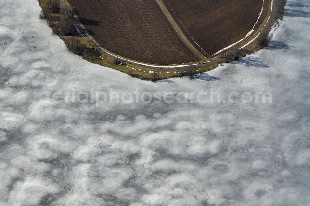 Weißenstadt from the bird's eye view: Wintry snowy riparian areas on the lake area of Weissenstaedter See in Weissenstadt in the state Bavaria, Germany