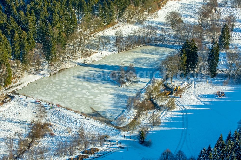 Aerial image Rüthen - Wintry snowy Shore areas of the ponds for fish farming - Biberteich in Ruethen in the state North Rhine-Westphalia