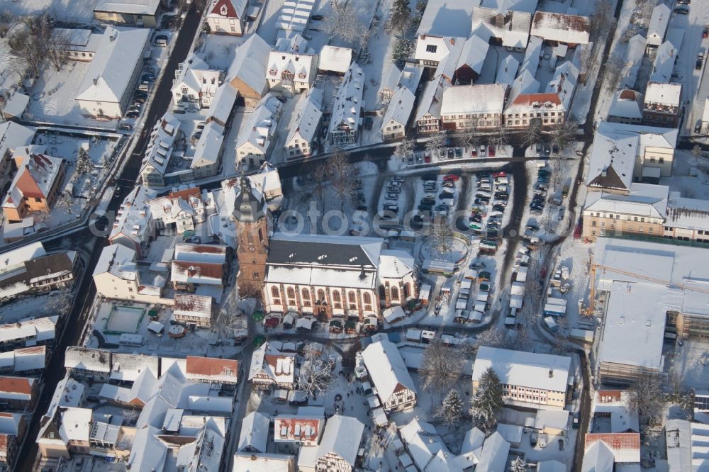 Aerial photograph Kandel - Wintry snowy Christmassy market event grounds and sale huts and booths on market place around tha church Sankt Georgskirche in Kandel in the state Rhineland-Palatinate, Germany