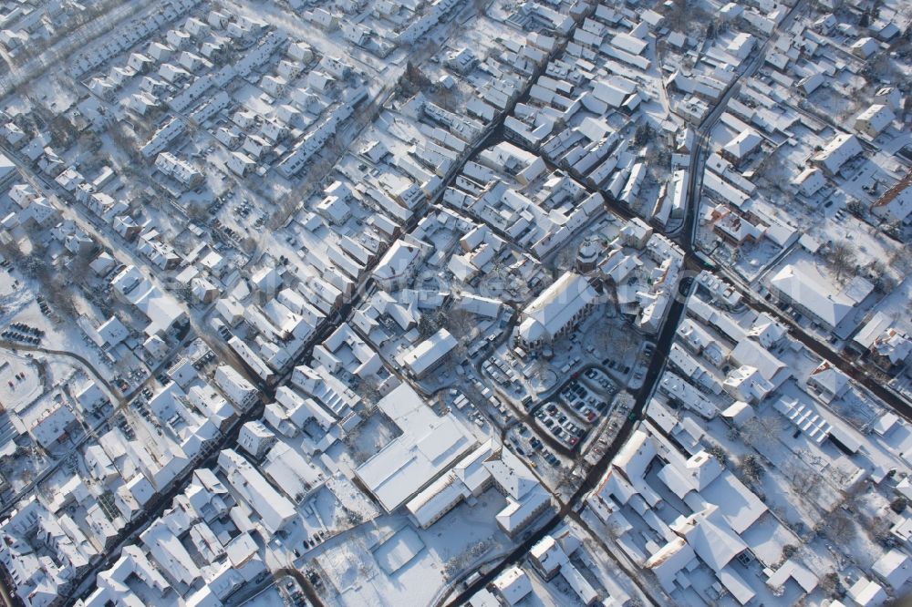 Kandel from the bird's eye view: Wintry snowy Christmassy market event grounds and sale huts and booths on market place around tha church Sankt Georgskirche in Kandel in the state Rhineland-Palatinate, Germany