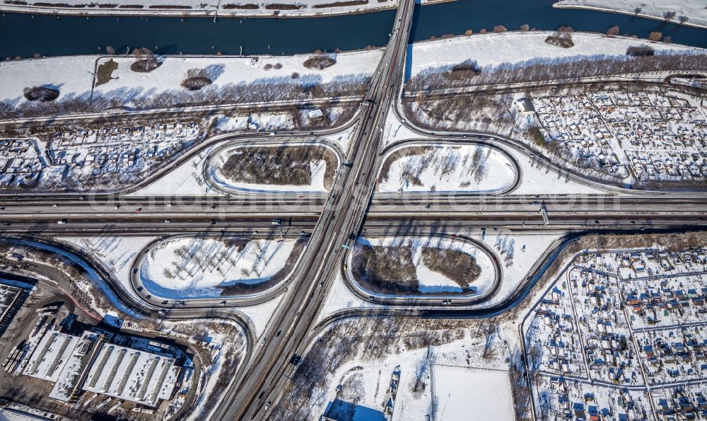 Aerial photograph Duisburg - Wintry snowy traffic flow at the intersection- motorway A 40 A59 in the district Duisburg Mitte in Duisburg in the state North Rhine-Westphalia, Germany