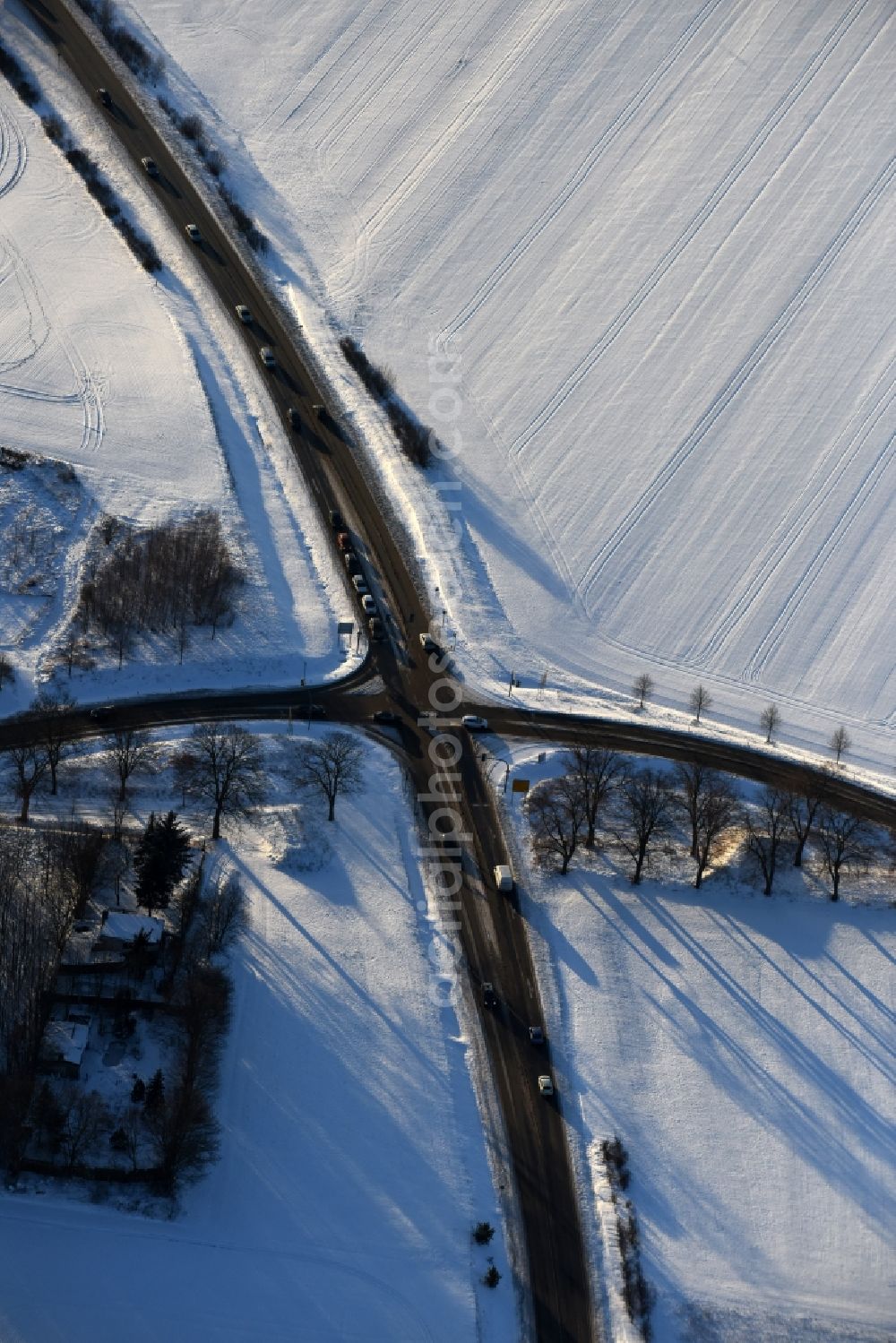 Aerial photograph Fredersdorf-Vogelsdorf - Wintry snowy road over the crossroads Fredersdorfer Chaussee - road L33 in the district Fredersdorf in Fredersdorf-Vogelsdorf in the state Brandenburg