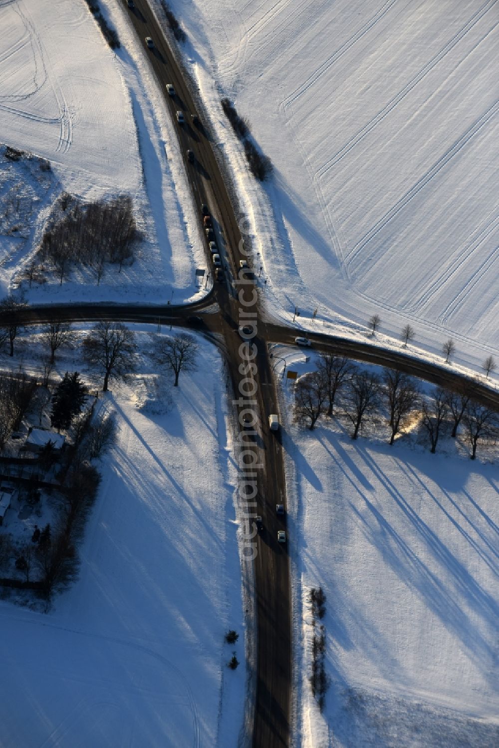 Fredersdorf-Vogelsdorf from above - Wintry snowy road over the crossroads Fredersdorfer Chaussee - road L33 in the district Fredersdorf in Fredersdorf-Vogelsdorf in the state Brandenburg