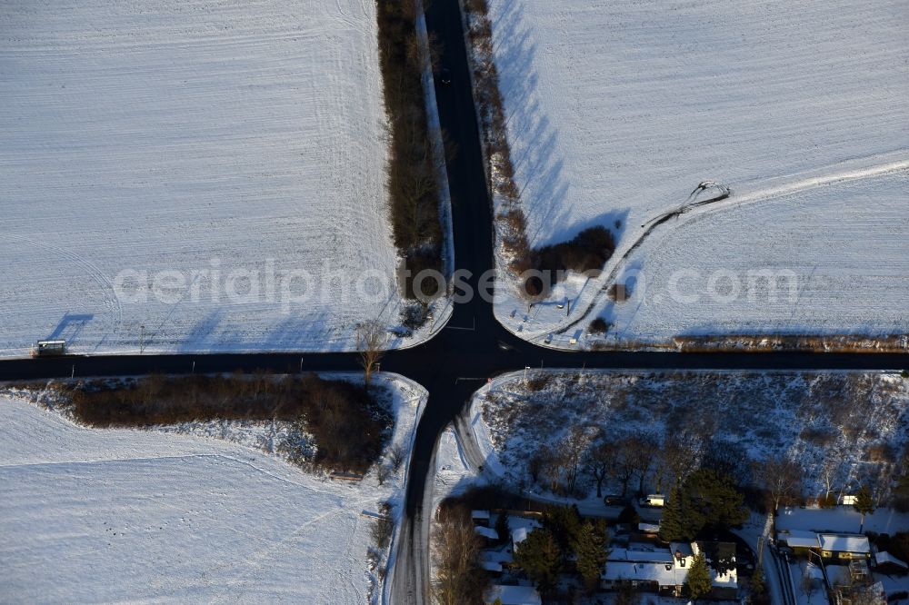 Aerial photograph Berlin - Wintry snowy Road over the crossroads Am Niederfeld - Elsenstrasse - Kressenweg in the district Bezirk Marzahn-Hellersdorf in Berlin