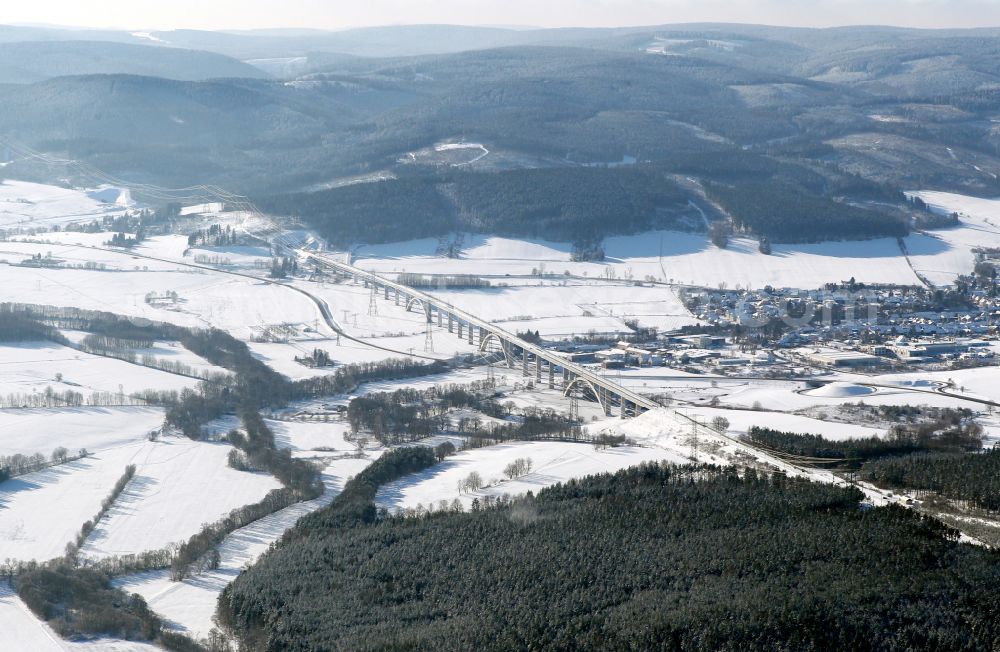 Aerial photograph Ilmenau - Wintry snowy Viaduct of the railway bridge structure to route the railway tracks in Ilmenau in the state Thuringia, Germany