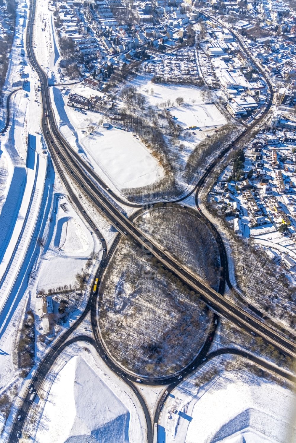 Aerial photograph Bochum - Wintry snowy viaduct of the expressway Nordhausen-Ring in Bochum in the state North Rhine-Westphalia, Germany