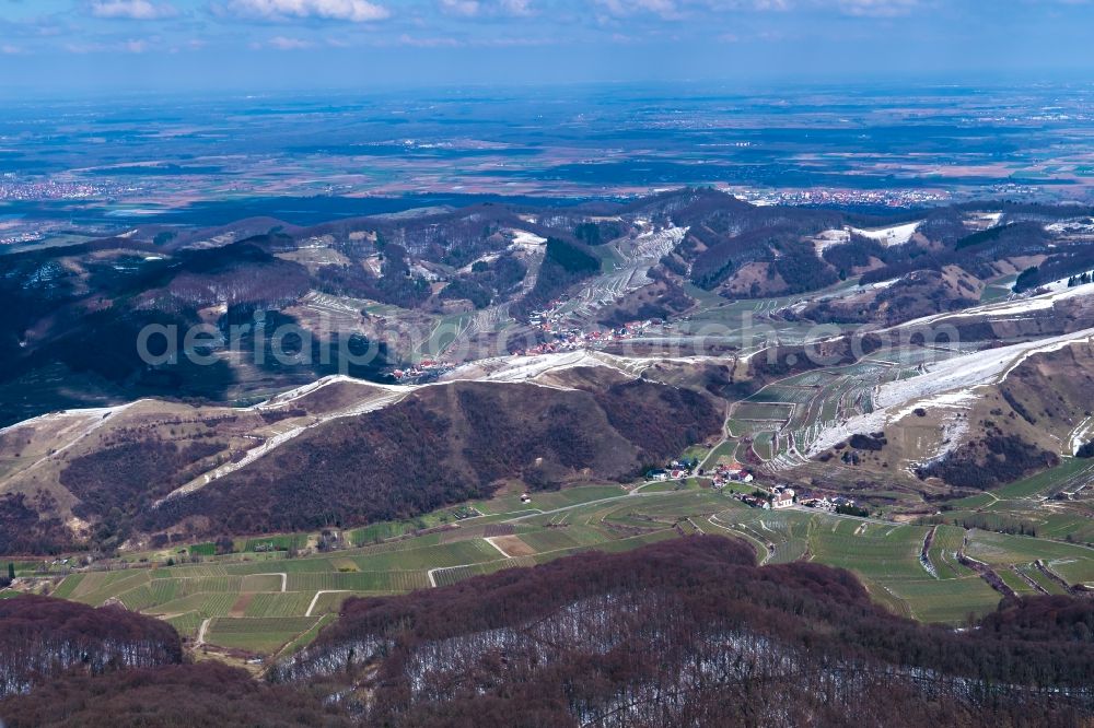 Aerial photograph Vogtsburg im Kaiserstuhl - Wintry snowy Forest and mountain scenery Des Kaiserstuhl in Vogtsburg im Kaiserstuhl in the state Baden-Wuerttemberg, Germany