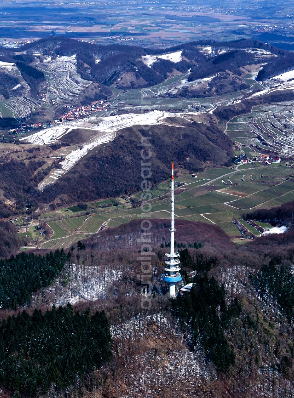 Vogtsburg im Kaiserstuhl from the bird's eye view: Wintry snowy Forest and mountain scenery Des Kaiserstuhl in Vogtsburg im Kaiserstuhl in the state Baden-Wuerttemberg, Germany