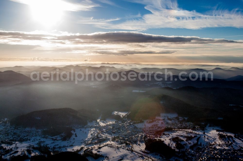 Gossersweiler-Stein from the bird's eye view: Wintry snowy Forest and mountain scenery of Pfaelzerwald in Gossersweiler-Stein in the state Rhineland-Palatinate, Germany