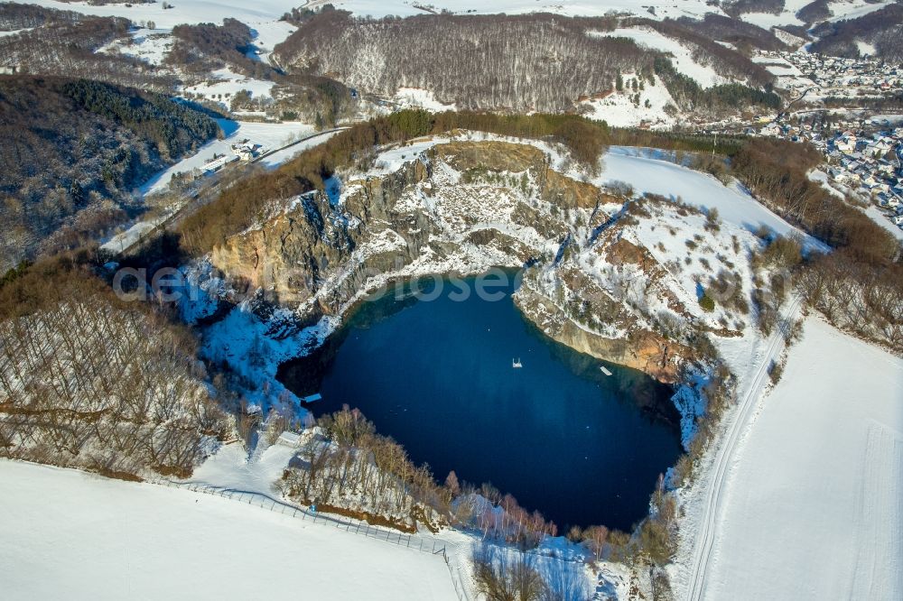 Brilon from the bird's eye view: Wintry snowy woodland in the lake in the mountain / Messinghausener lake in Brilon in the federal state North Rhine-Westphalia