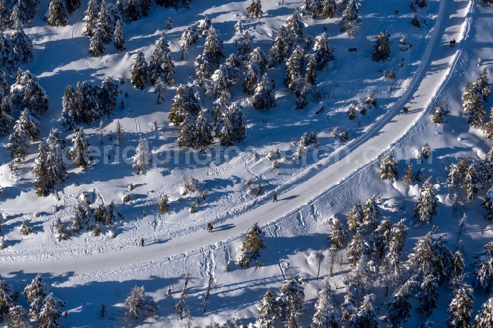 Aerial photograph Schierke - Wintry snowy hiking trail with treetops in a wooded area in Schierke in the Harz in the state Saxony-Anhalt, Germany