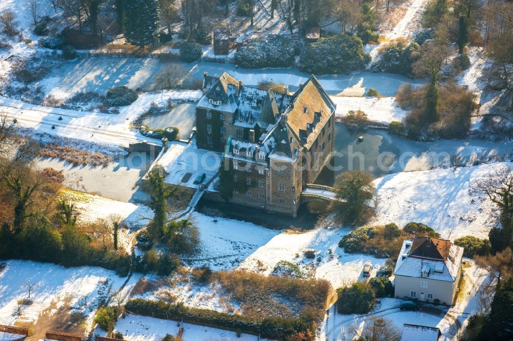 Aerial photograph Neheim - Wintry snowy building and castle park systems of water castle Hoellinghofen in Neheim in the state North Rhine-Westphalia