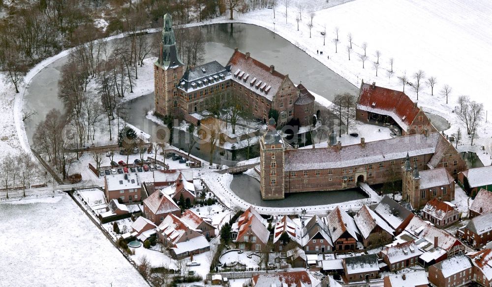 Aerial image Raesfeld - Wintry snowy building and castle park systems of water castle in Raesfeld in the state North Rhine-Westphalia, Germany