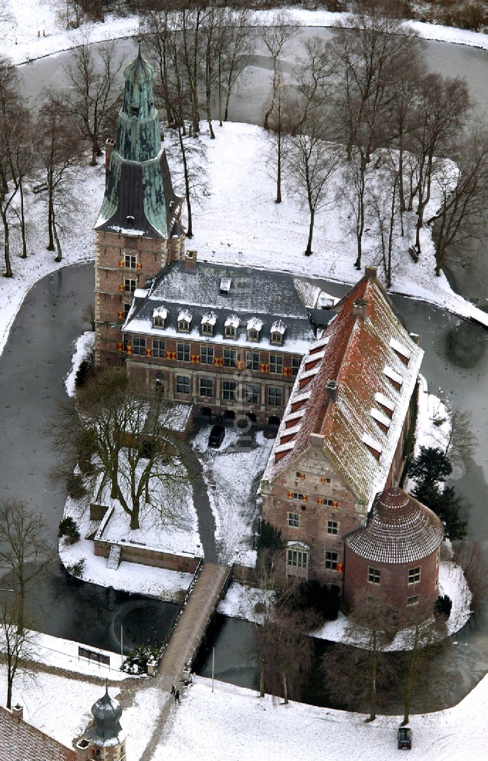 Aerial photograph Raesfeld - Wintry snowy building and castle park systems of water castle in Raesfeld in the state North Rhine-Westphalia, Germany