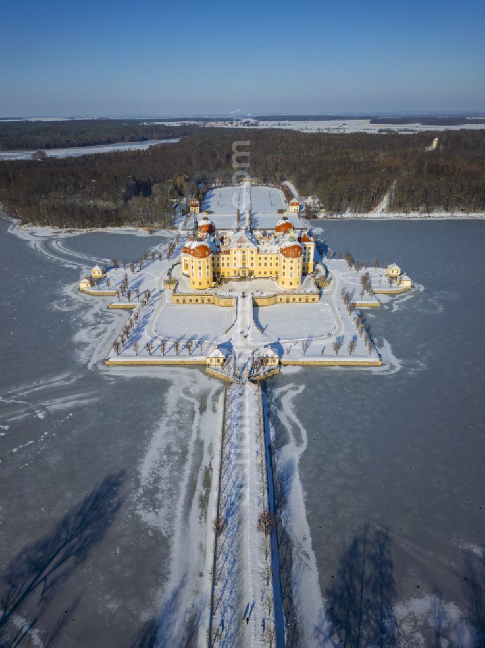 Aerial photograph Moritzburg - Wintry snowy building and castle park systems of water- and huntig-castle on street Schlossallee in Moritzburg in the state Saxony, Germany