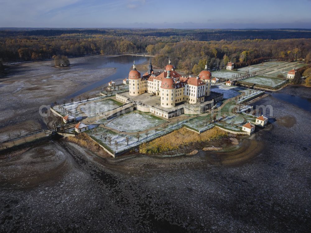 Moritzburg from the bird's eye view: Wintry snowy building and castle park systems of water- and huntig-castle on street Schlossallee in Moritzburg in the state Saxony, Germany