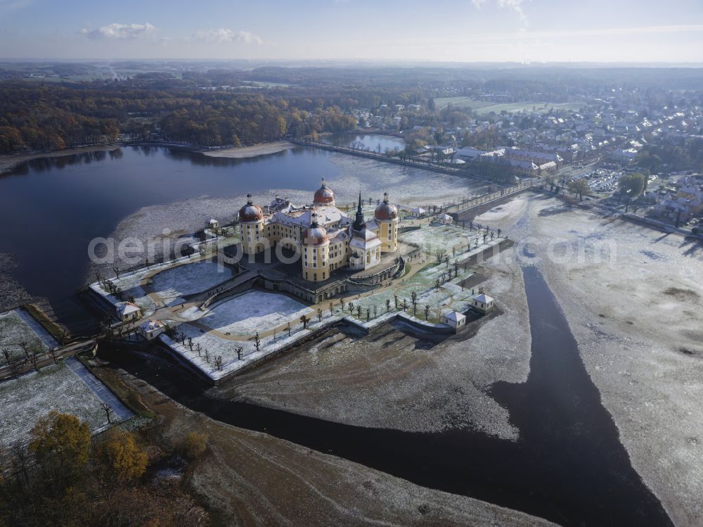 Aerial photograph Moritzburg - Wintry snowy building and castle park systems of water- and huntig-castle on street Schlossallee in Moritzburg in the state Saxony, Germany