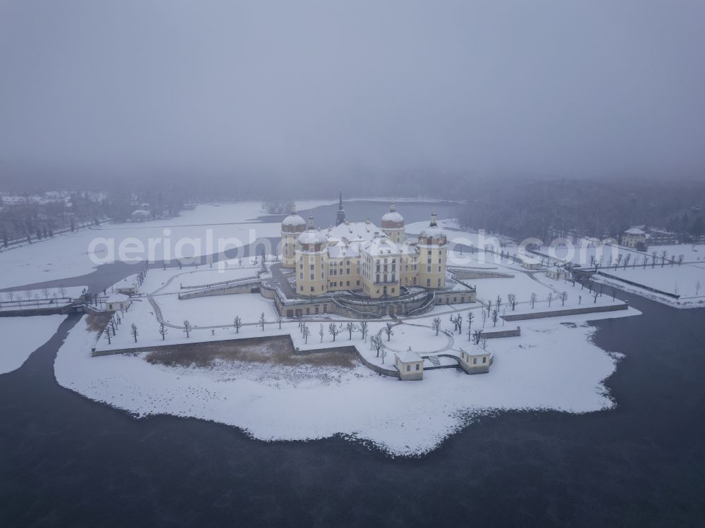 Aerial photograph Moritzburg - Wintry snowy building and castle park systems of water- and huntig-castle on street Schlossallee in Moritzburg in the state Saxony, Germany