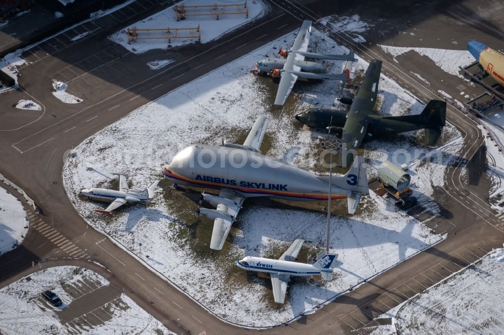 Aerial photograph Hamburg - Wintry snowy shipyard of the aeronautical company Airbus SE with historic transport aircraft in the district Finkenwerder in Hamburg, Germany