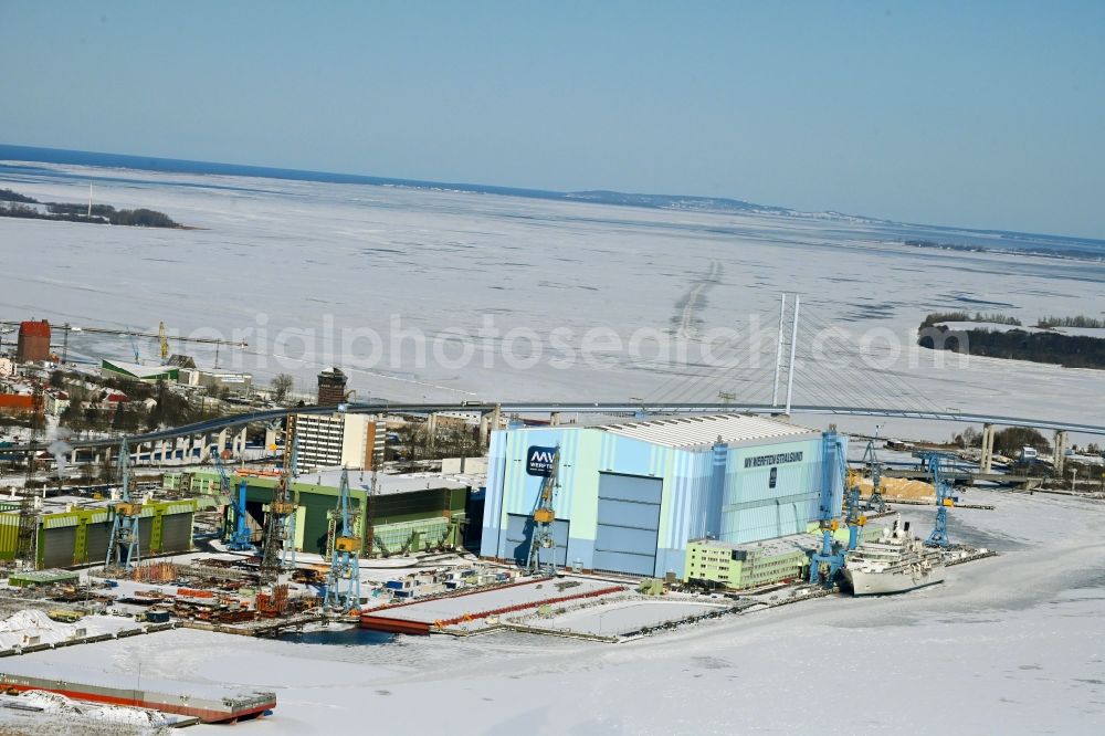 Aerial photograph Stralsund - Wintry snowy shipyard area of the dockyard in the Strelasund shore in the district Daenholm in Stralsund in the federal state Mecklenburg-West Pomerania