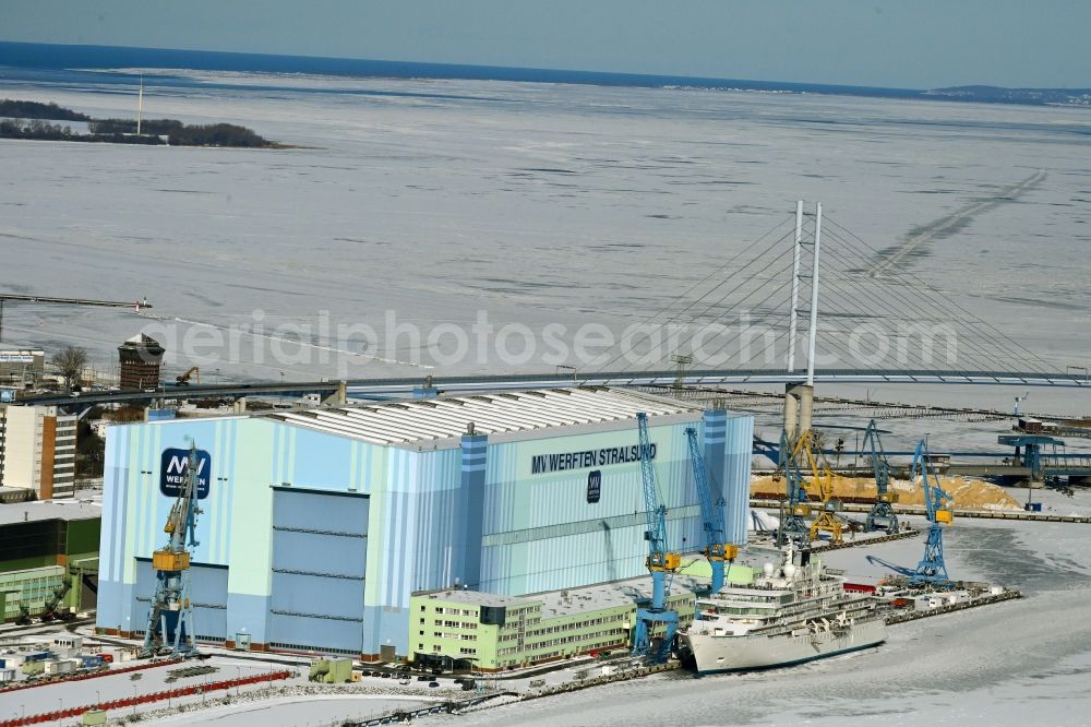 Aerial image Stralsund - Wintry snowy shipyard area of the dockyard in the Strelasund shore in the district Daenholm in Stralsund in the federal state Mecklenburg-West Pomerania