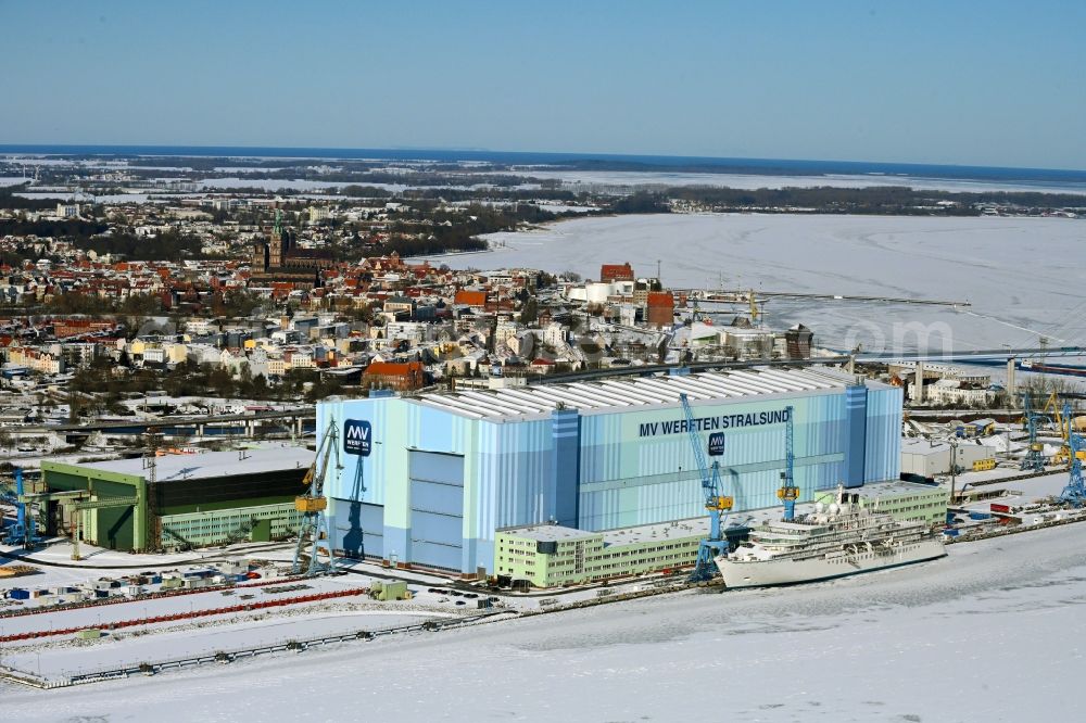 Stralsund from the bird's eye view: Wintry snowy shipyard area of the dockyard in the Strelasund shore in the district Daenholm in Stralsund in the federal state Mecklenburg-West Pomerania