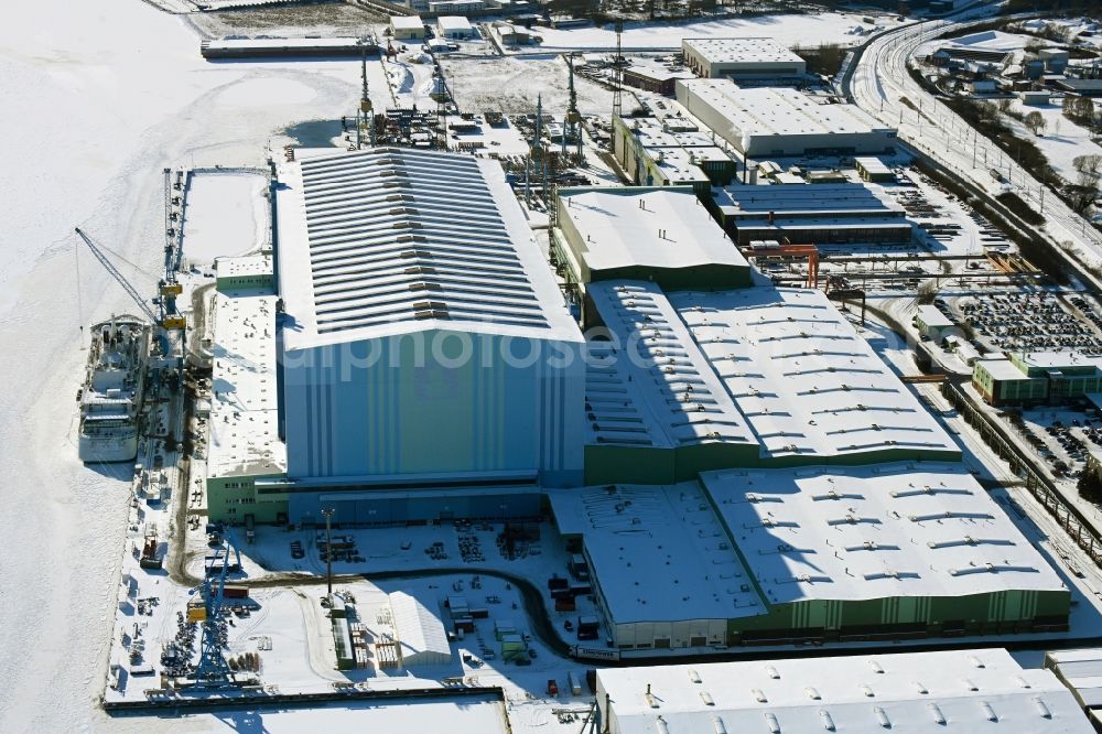 Aerial image Stralsund - Wintry snowy shipyard area of the dockyard in the Strelasund shore in the district Daenholm in Stralsund in the federal state Mecklenburg-West Pomerania