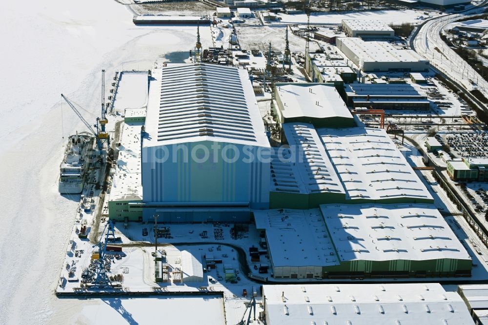 Aerial photograph Stralsund - Wintry snowy shipyard area of the dockyard in the Strelasund shore in the district Daenholm in Stralsund in the federal state Mecklenburg-West Pomerania