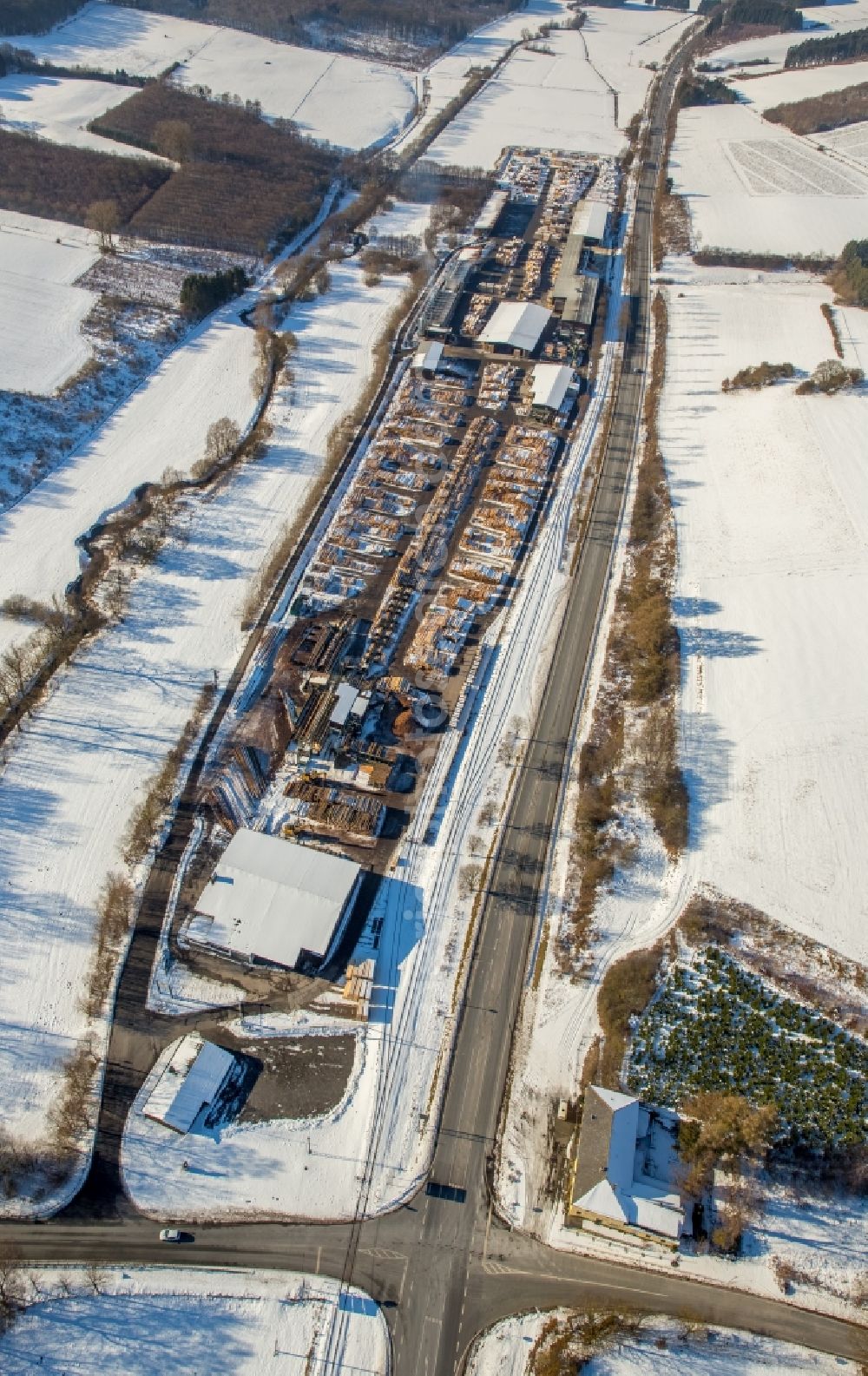 Aerial photograph Rüthen - Wintry snowy Building and production halls on the premises of Ernst Fisch GmbH & Co. KG Moehnetal in Ruethen in the state North Rhine-Westphalia