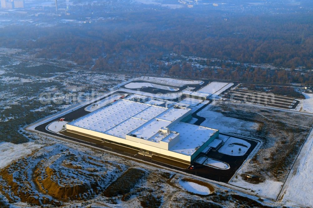 Aerial image Schwerin - Wintry snowy building and production halls on the premises of Nestle Deutschland AG on Faehrweg in Schwerin in the state Mecklenburg - Western Pomerania, Germany