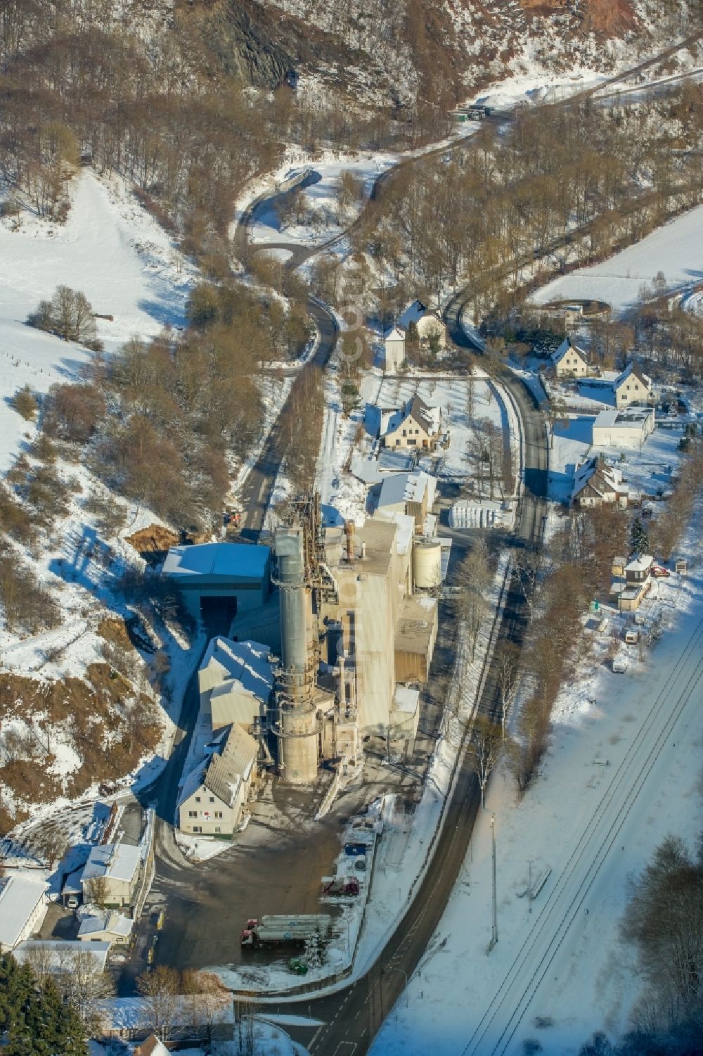 Aerial photograph Brilon - Wintry snowy Building and production halls on the premises of Rheinkalk GmbH in the district Messinghausen in Brilon in the state North Rhine-Westphalia