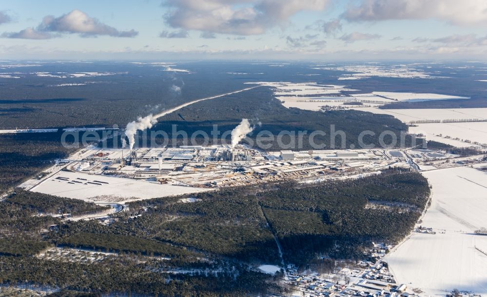 Aerial photograph Baruth/Mark - Wintry snowy Buildings and production halls on the factory premises for wood processing of Binder Beteiligungs AG in Baruth/Mark in the state of Brandenburg, Germany