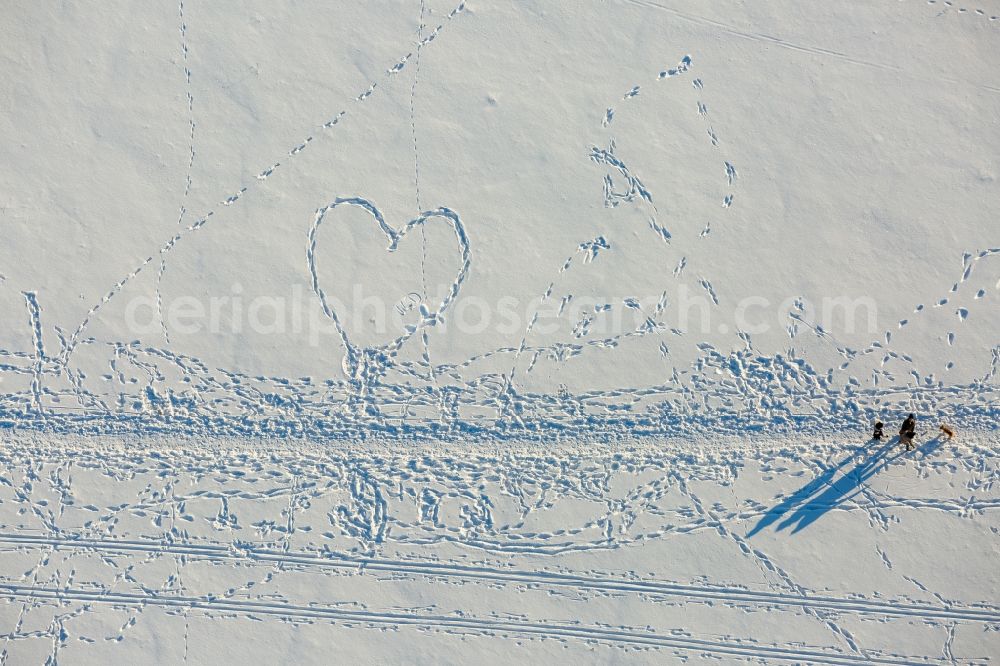 Aerial image Kassel - Wintry snowy grassy plains structures - heart - on a field and meadows scenery in the district bath Wilhelm's height in Kassel in the federal state Hessen, Germany